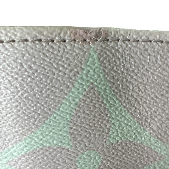 LOUIS VUITTON
Monogram Escale Onthego GM Pastel - Picture 12 of 14